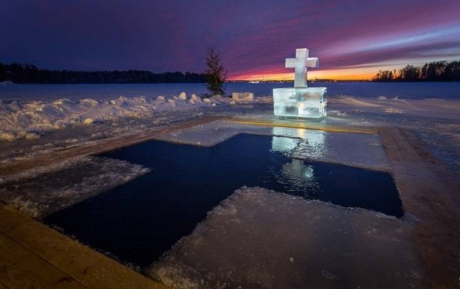 Когда православные окунаются в прорубь на Крещение в 2021 году