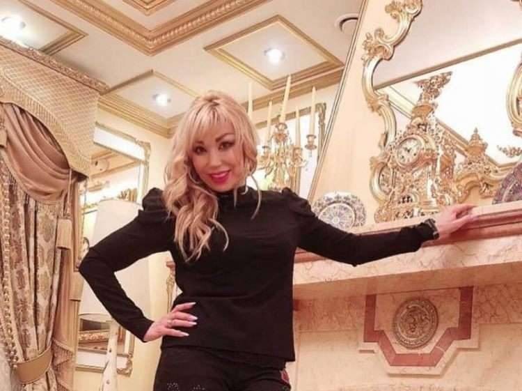 Исполнительница хита «Роза Чайная» провела экскурсию по своему шикарному дому