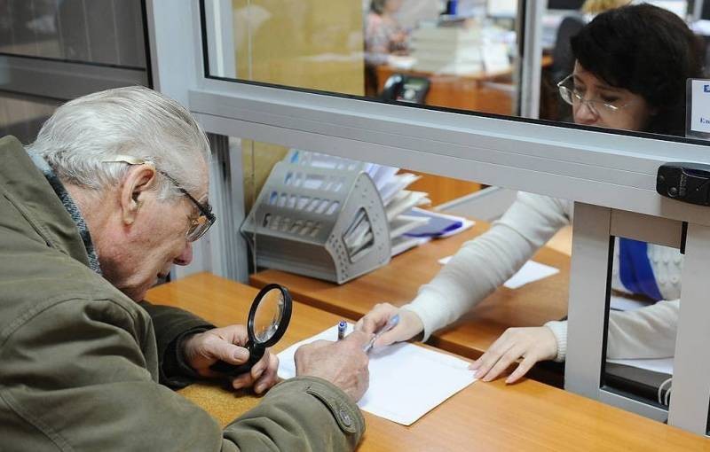Пенсии работающим пенсионерам России могут проиндексировать весной 2021 года Пенсии работающим пенсионерам России могут проиндексировать весной 2021 года