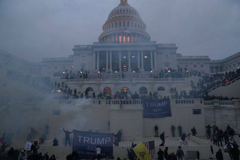 Сторонники Дональда Трампа провели штурм Капитолия в США Сторонники Дональда Трампа провели штурм Капитолия в США