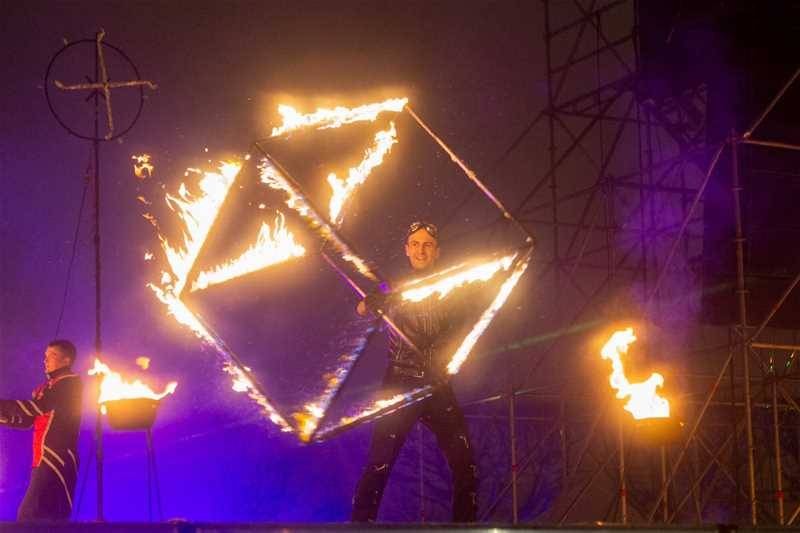 Жители Санкт-Петербурга стали свидетелями невероятного фестиваля огня Жители Санкт-Петербурга стали свидетелями невероятного фестиваля огня