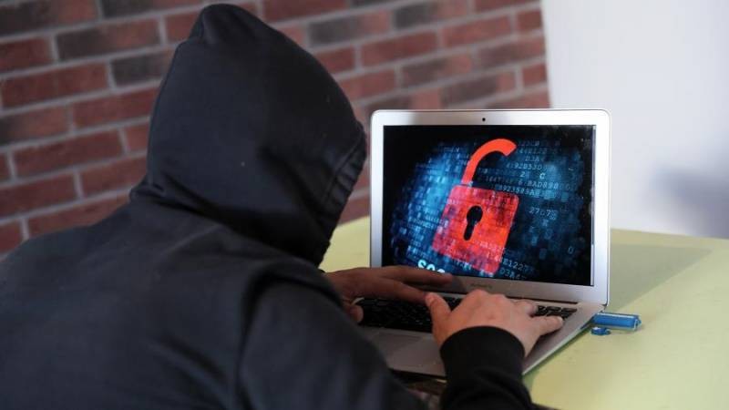 Пенсионерам порекомендовали не хранить выплаты на карточке и снимать личные средства