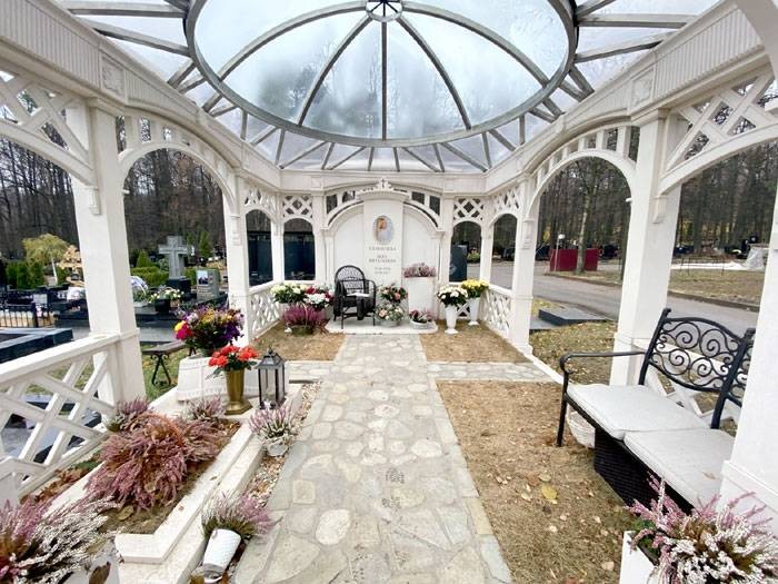 Памятник Вере Глаголевой на Троекуровском кладбище стал объектом обсуждения в обществе Памятник Вере Глаголевой на Троекуровском кладбище стал объектом обсуждения в обществе