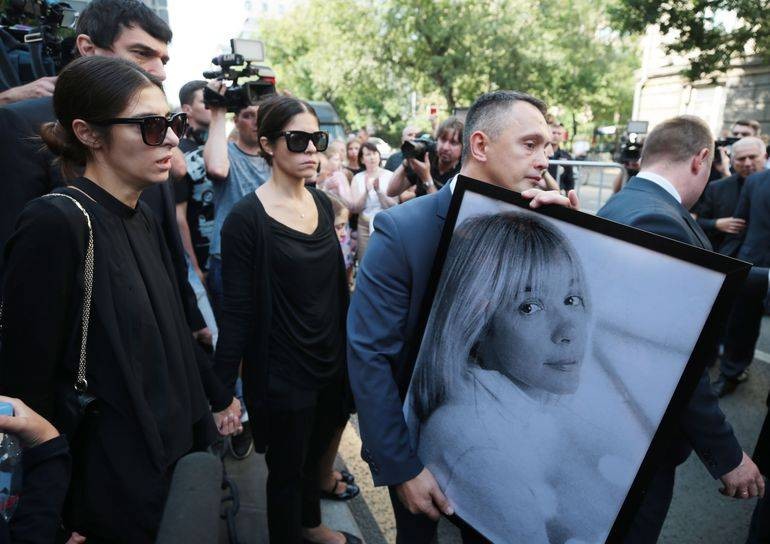 Памятник Вере Глаголевой на Троекуровском кладбище стал объектом обсуждения в обществе Памятник Вере Глаголевой на Троекуровском кладбище стал объектом обсуждения в обществе