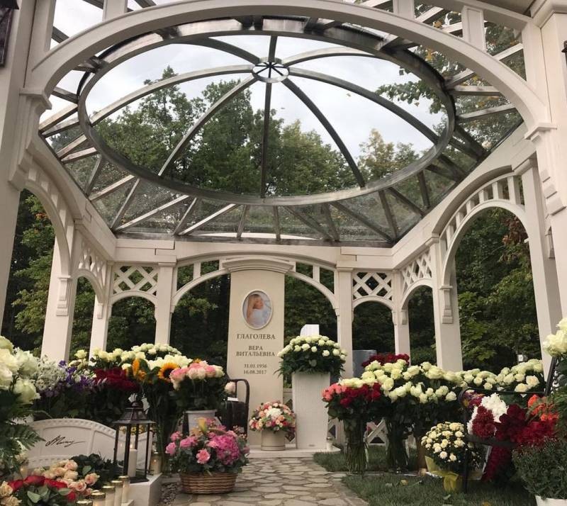 Памятник Вере Глаголевой на Троекуровском кладбище стал объектом обсуждения в обществе Памятник Вере Глаголевой на Троекуровском кладбище стал объектом обсуждения в обществе