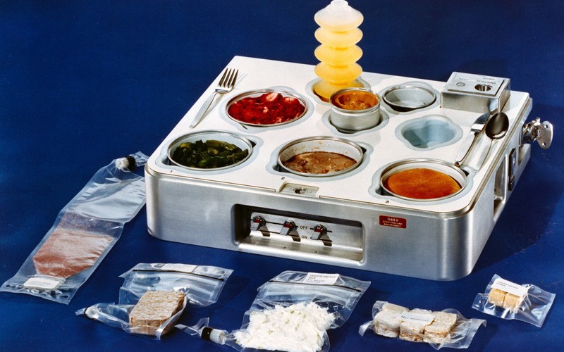 Как американские космонавты поделились с русскими едой на МКС