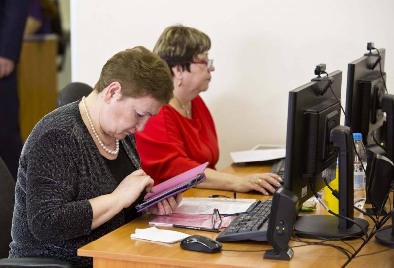 Кому из россиян полагаются ежемесячные выплаты в сумме 4,372 рублей