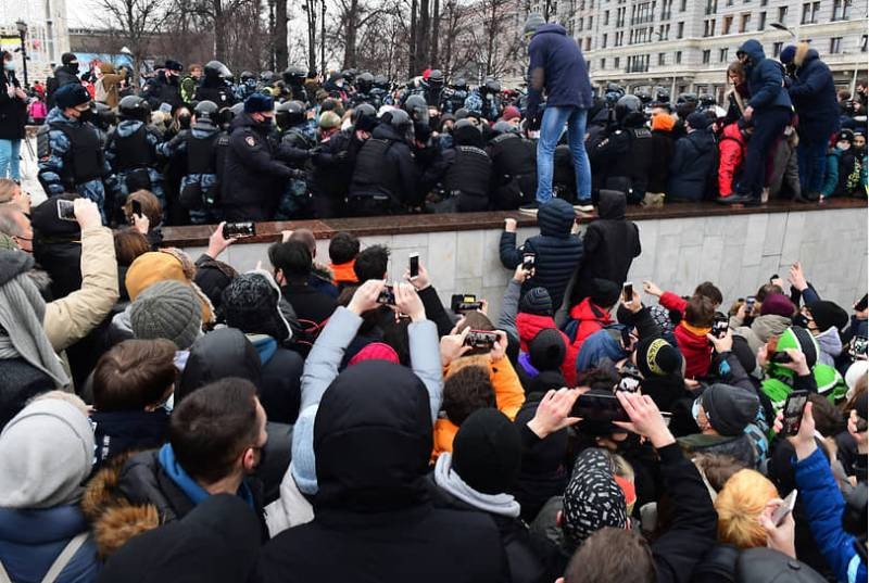 Как митинги за Алексея Навального могут быть спровоцированы Америкой Как митинги за Алексея Навального могут быть спровоцированы Америкой
