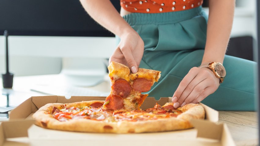 Самые действенные советы, которые не позволят человеку переесть на Новый год