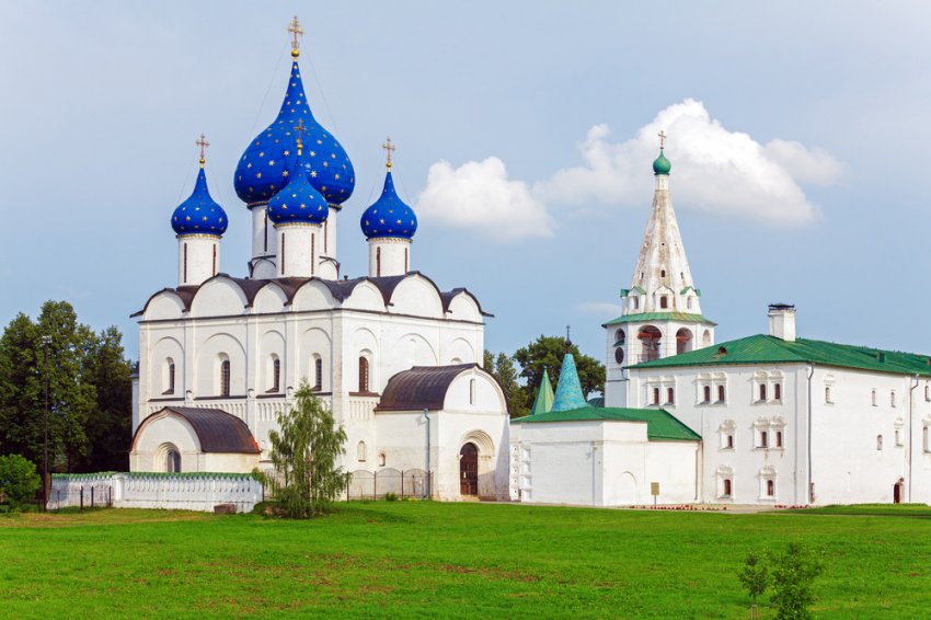 Чем объясняется форма куполов на православных церквях?