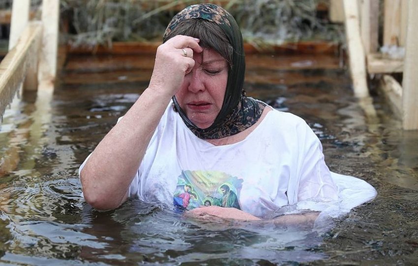 Как правильно искупаться в проруби в Крещенье и не заболеть