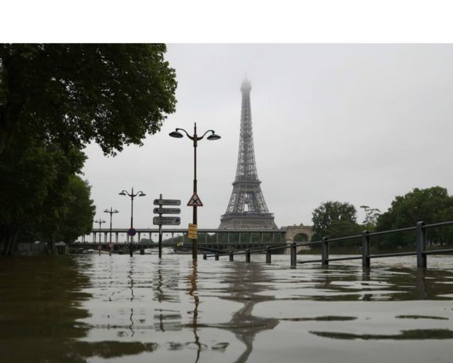 Власти Франции перекрыли несколько участков города из-за наводнения в Париже