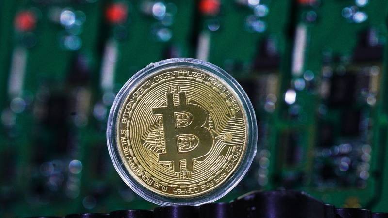 Цена на криптовалюту биткоин вновь упала