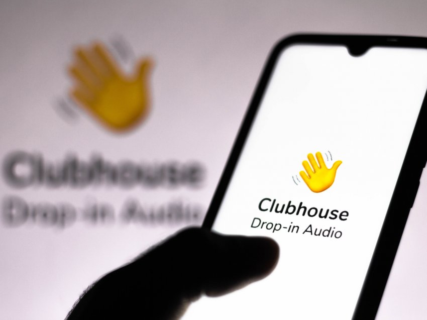 Новая социальная сеть ClubHouse продолжает завоевывать популярность в России