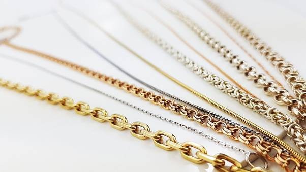 Красивая цепочка способна стать не только украшением, но и запоминающейся частью дорогого и любимого образа
