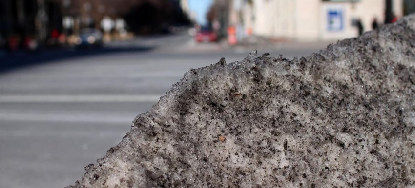 Российский эколог рассказал об опасности грязного снега