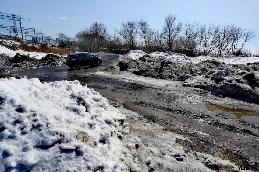 Российский эколог рассказал об опасности грязного снега
