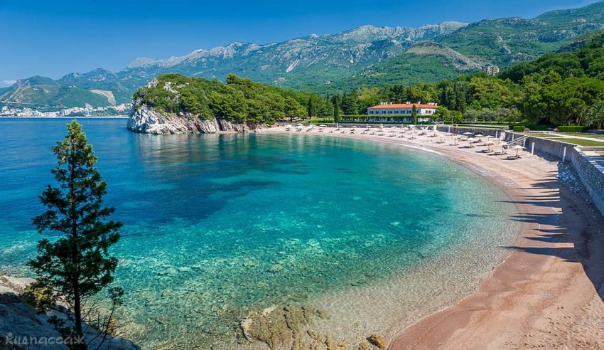 Черногория открыла въезд в страну российским туристам