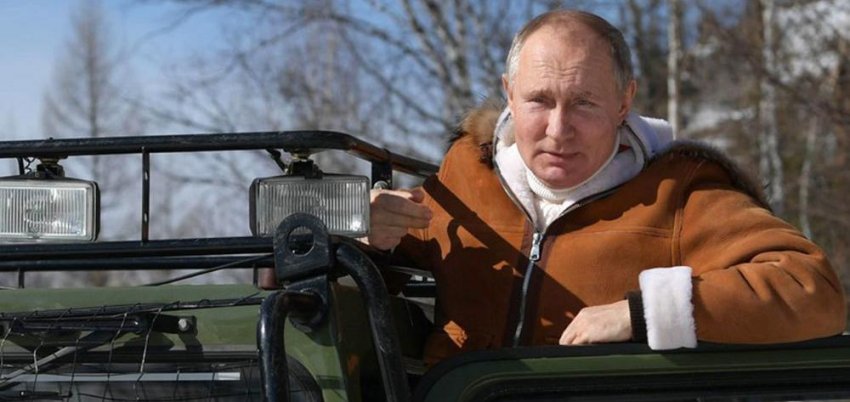 Владимир Путин прокатился на военном внедорожнике с Сергеем Шойгу