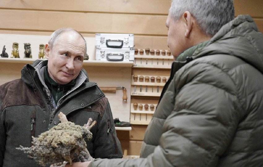 Владимир Путин прокатился на военном внедорожнике с Сергеем Шойгу