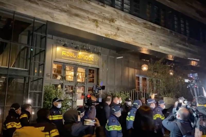 За что Владимира Познера в Грузии закидали яйцами