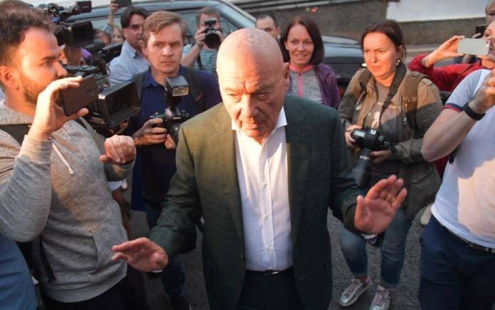 За что Владимира Познера в Грузии закидали яйцами