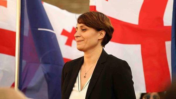 За что Владимира Познера в Грузии закидали яйцами