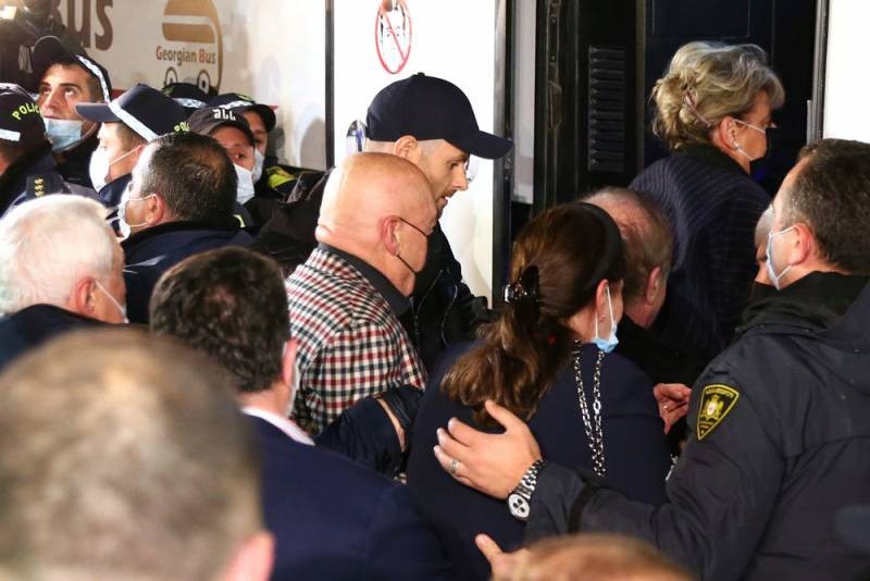 За что Владимира Познера в Грузии закидали яйцами