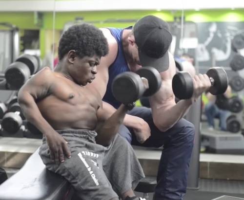 Чем занимаются люди с жуткими особенностями: безрукие, с четырьмя ногами, без сердца