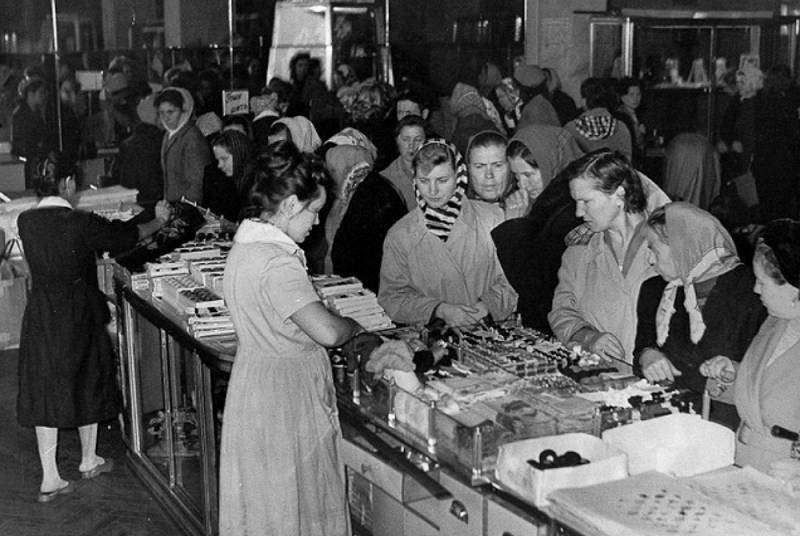 Как изменилась зарплата простого россиянина со времен СССР до наших дней