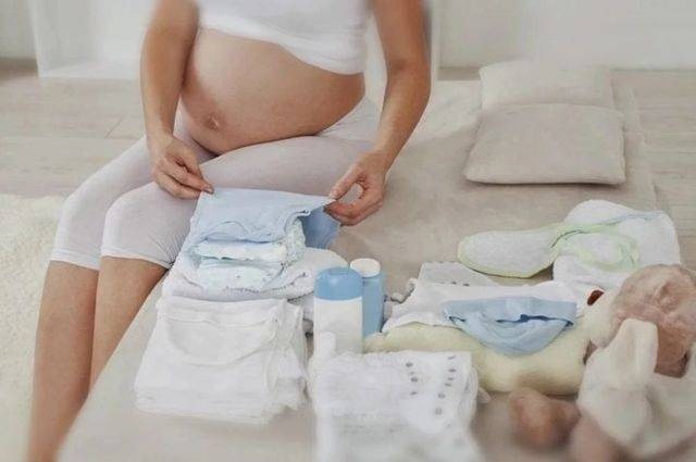 Что нужно собрать в роддом для мамы и малыша в 2021 году