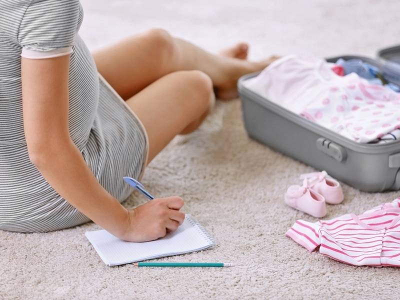 Что нужно собрать в роддом для мамы и малыша в 2021 году