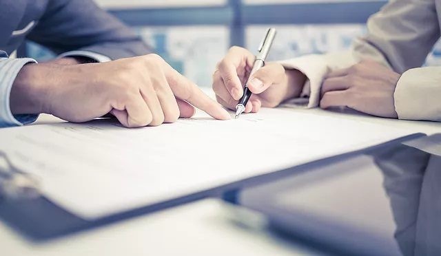 Что нужно собрать в роддом для мамы и малыша в 2021 году