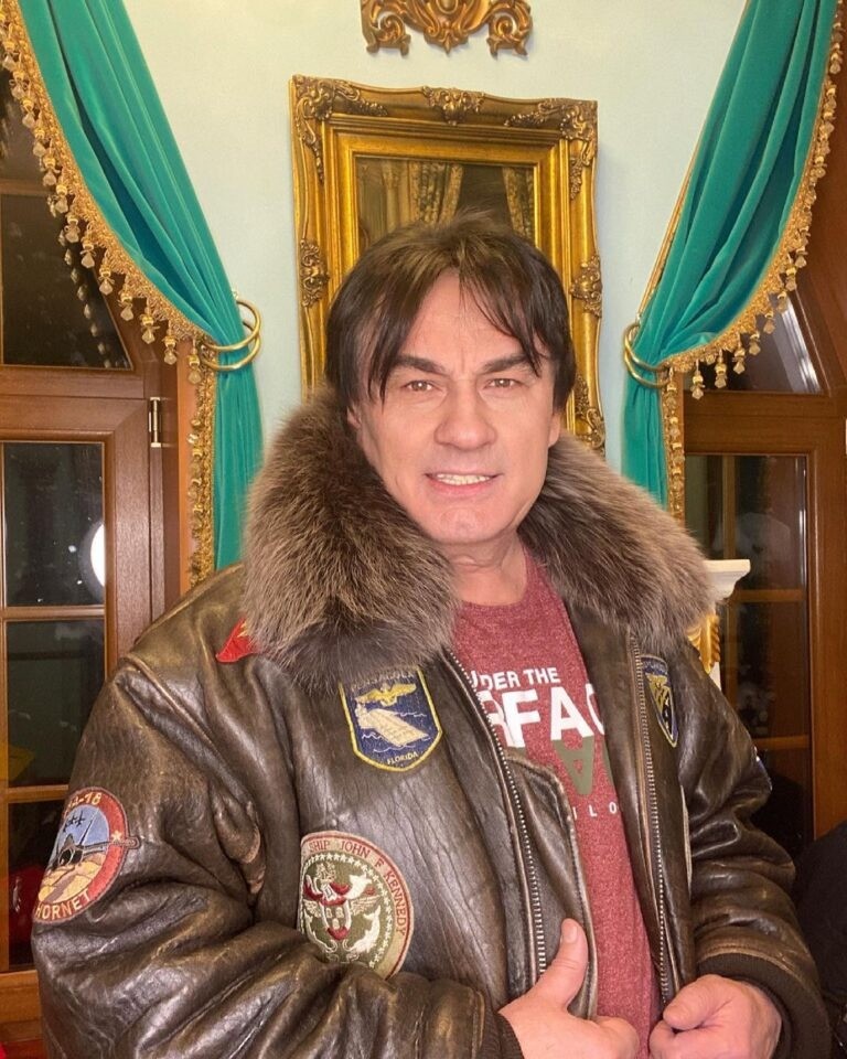 Помолодевший в свои 70 лет артист Александр Серов поразил поклонниц