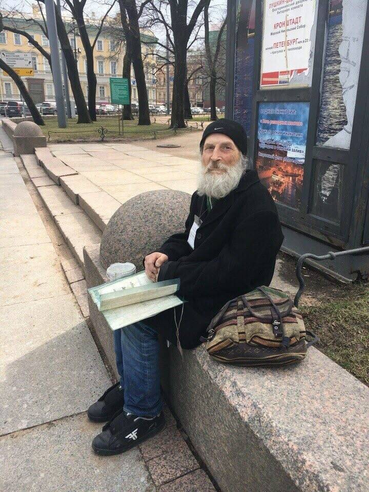 Чем закончилась питерская история о бездомном, который стал популярным экскурсоводом Чем закончилась питерская история о бездомном, который стал популярным экскурсоводом