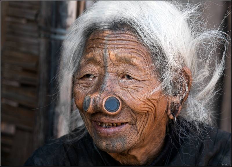 Носовые втулки являются обязательной составляющей жизни женщин в племени апатани