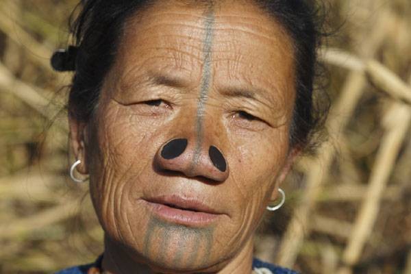 Носовые втулки являются обязательной составляющей жизни женщин в племени апатани