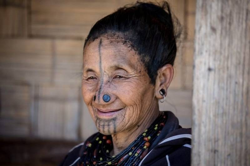 Носовые втулки являются обязательной составляющей жизни женщин в племени апатани