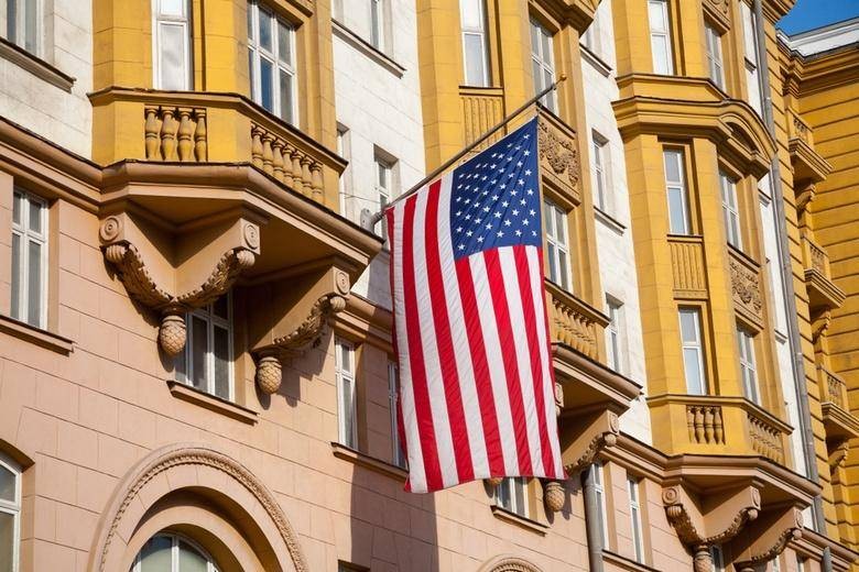 Почему в посольстве США решили прекратить выдачу виз российским гражданам