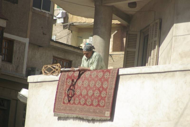 Разрешается ли по закону вытряхивать домашние вещи с балкона