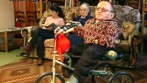 Самый маленький мужчина, которого жене нужно было носить в сумке: как сложилась жизнь необычного россиянина