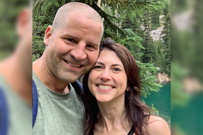 Маккензи Скотт: экс-супруга богатейшего человека в мире вышла замуж за школьного учителя, а деньги отдала на благотворительность