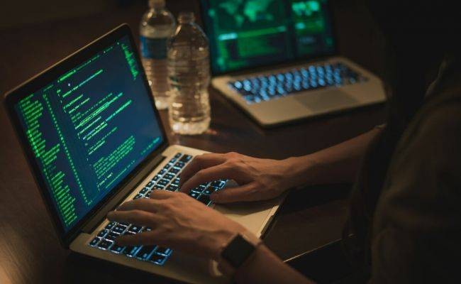 Благодаря специальным приложениям злоумышленники могут забрать со счета все деньги