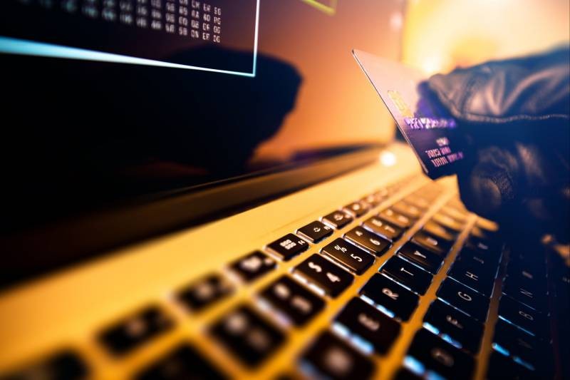 Благодаря специальным приложениям злоумышленники могут забрать со счета все деньги