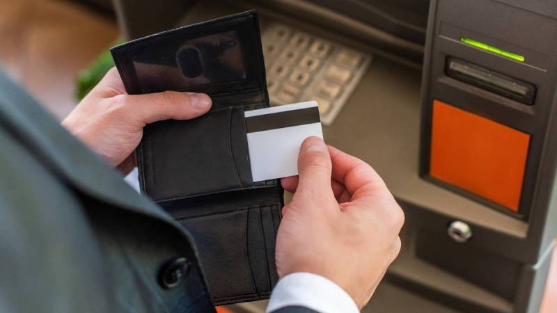 Благодаря специальным приложениям злоумышленники могут забрать со счета все деньги