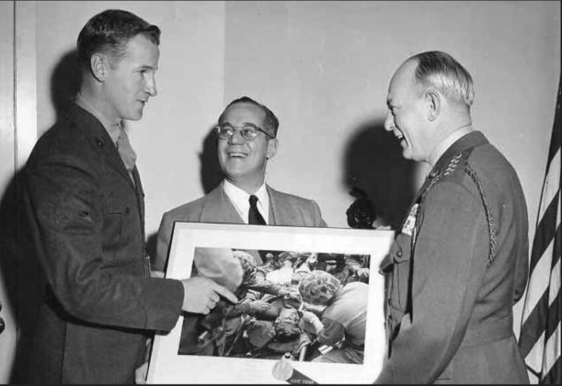 Знаменитый фотоснимок спас солдата, который запечатлен на нем в момент кормления из пипетки котенка, оставшегося без мамы