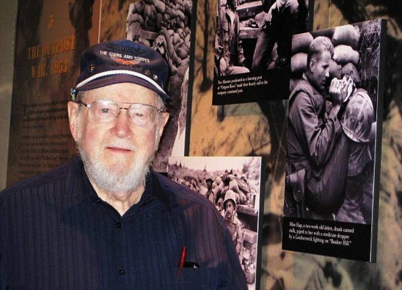 Знаменитый фотоснимок спас солдата, который запечатлен на нем в момент кормления из пипетки котенка, оставшегося без мамы