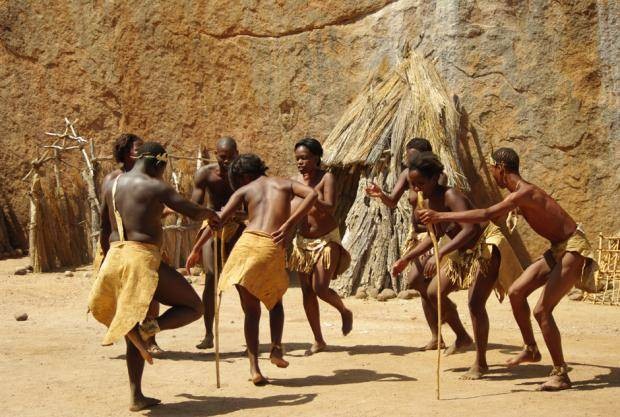 Самый грязный народ в мире: почему люди из племени бергдамы боятся воды и никогда не моются