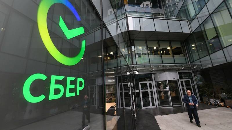 Сбербанк выдаст россиянам кредитные деньги на карточку до зарплаты Сбербанк выдаст россиянам кредитные деньги на карточку до зарплаты