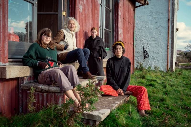 История британского миллионера Рока Сэндфорда, скромно живущего на уединенном острове